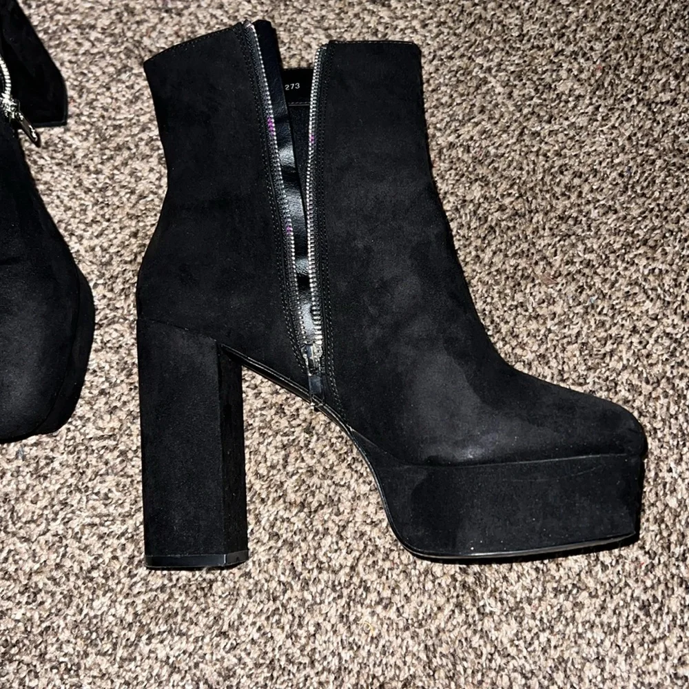FOREVER 21 Faux Suede Platform Boots 🖤 - Picture 4 of 9
